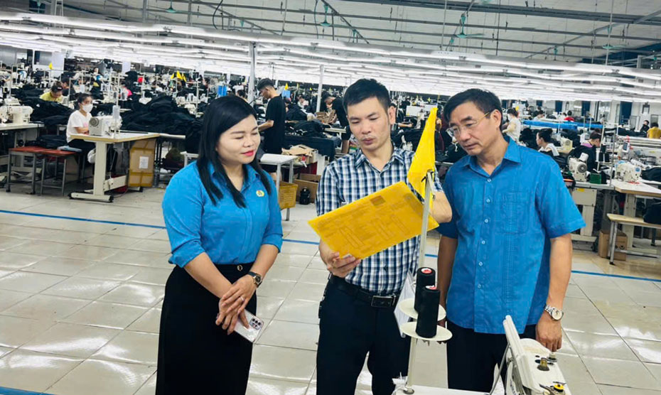Lanh dao Lien doan Lao dong tinh Lao Cai tham hoi nam bat tinh hinh san xuat kinh doanh, doi song viec lam cua doan vien, cong nhan lao dong. Anh: Bao Nguyen