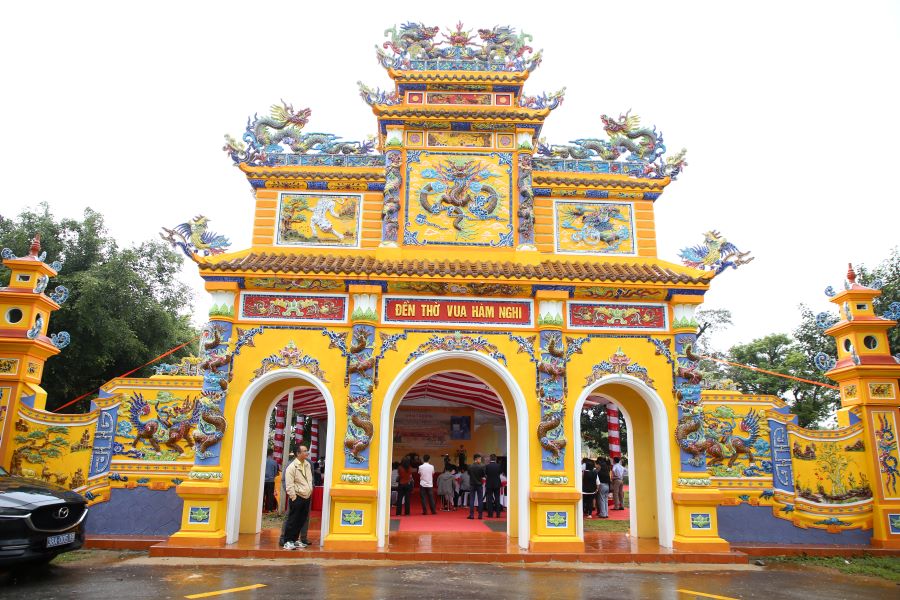 Den tho Vua Ham Nghi thuoc Di tich lich su Quoc gia Thanh Tan So. Anh: Hung Tho