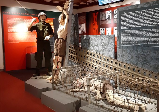 Trợ cấp hằng tháng cho người tham gia kháng chiến bị bắt, tù đày. Trong ảnh là mô phỏng tái hiện cảnh các chiến sĩ cách mạng bị địch bắt, tù đày. Ảnh: Trần Vương
