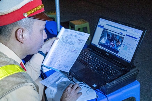 Traffic police extracted data from the journey monitoring on the vehicle for control. Photo: CAHN