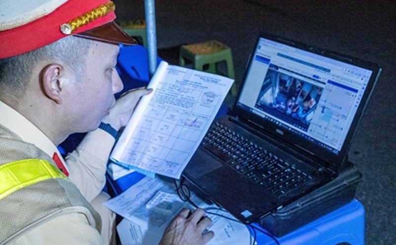 Traffic police extracted data from the journey monitoring on the vehicle for control. Photo: CAHN