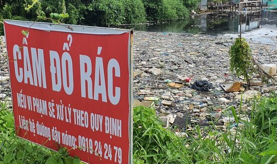 Rác ngập ngụa sau tấm biển cấm đổ rác tại phường Bạc Liêu, tỉnh Cà Mau. Ảnh: Nhật Hồ