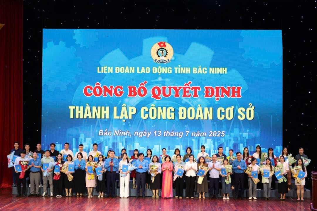 Lideres de la Confederacion General de Trabajo de Vietnam, los lideres de la provincia de Bac Ninh, el sindicato de la provincia de Bac Ninh otorgaron la decision de establecer 36 sindicatos de base. Foto: Quyet Chien