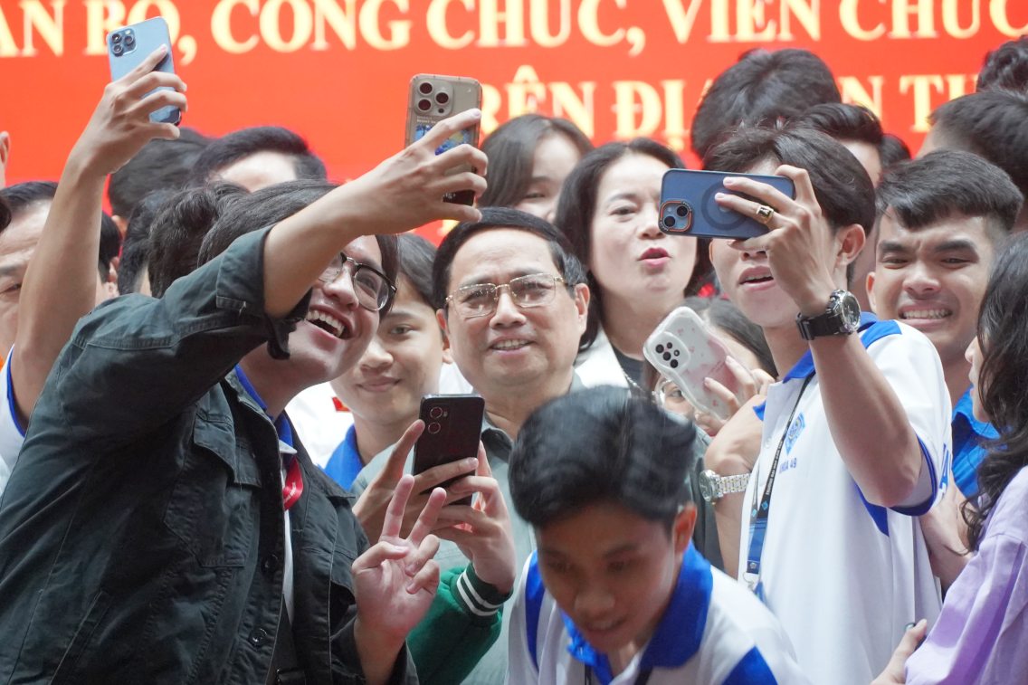 Thu tuong Chinh phu Pham Minh Chinh cung sinh vien Dai hoc Can Tho. Anh: Ta Quang
