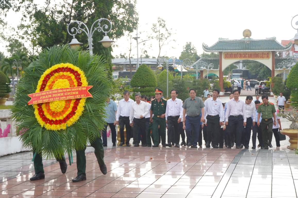 Thu tuong Chinh phu Pham Minh Chinh cung doan cong tac dang huong, dang hoa tai Nghia trang Liet si TP Can Tho. Anh: Ta Quang