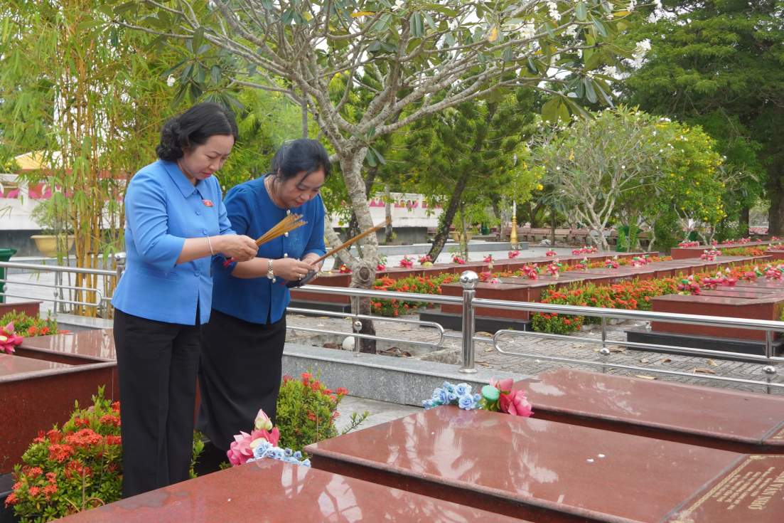 Pho Chu tich Thuong truc Tong Lien doan Lao dong Viet Nam Thai Thu Xuong (ben trai) dang huong tai Nghia trang Liet si TP Can Tho. Anh: Ta Quang