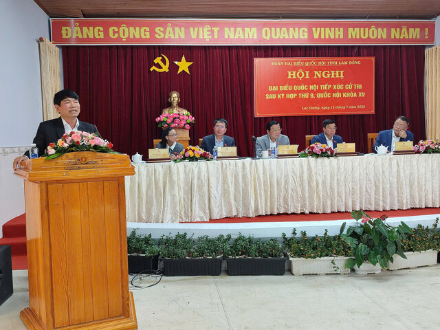 Chu tich Uy ban nhan dan xa Lac Duong, tinh Lam Dong – ong Bui Quoc Huan tra loi kien nghi cua cu tri. Anh: Duc Lam