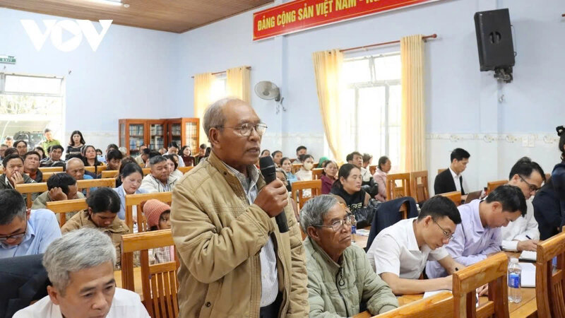 ラム・ドン州のラック・ドゥオン・コミューンにあるLieng Jrong Ha Briの長老は、新しいコミューン政府が草の根レベルの人々のすべての行政手続きを解決することを信じて期待しています。写真：Lam Duc