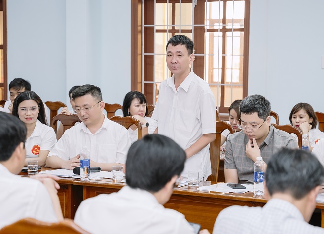 PGS.TS Lam Quoc Tuan - Directeur de l'Institut de construction du Parti de l'Academie nationale de politique Ho Chi Minh - echange d'avis lors d'une reunion de travail avec des representants de la province de Quang Tri.