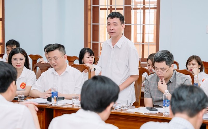 Associate Professor, Dr. Lam Quoc Tuan - Director of the Party Building Institute, Ho Chi Minh National Academy of Politics - exchanged opinions at the meeting with representatives of Quang Tri province.