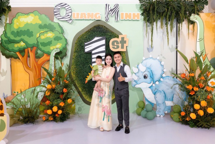 Midfielder Quang Hai and his wife celebrate their son Lido's 1st birthday. Photo: Character provided