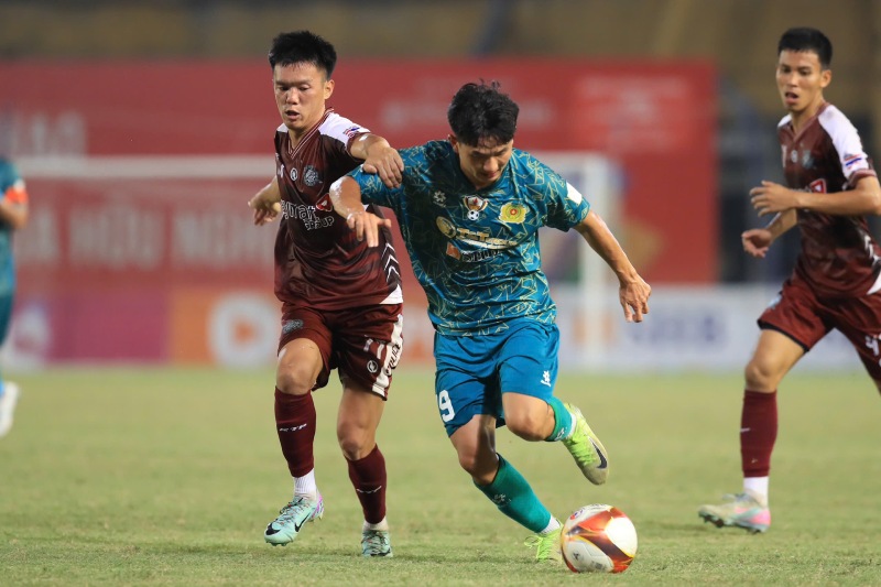 CAND Viet Nam II (xanh) danh bai Thai Lan 2-1. Anh: Minh Dan
