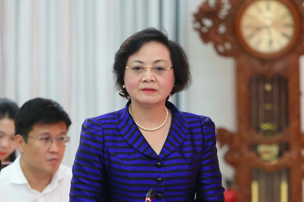 Minister of Home Affairs Pham Thi Thanh Tra emphasized that the commune level is responsible for reviewing, arranging, recruiting, appointing, and managing civil servants. Photo: Ta Quang