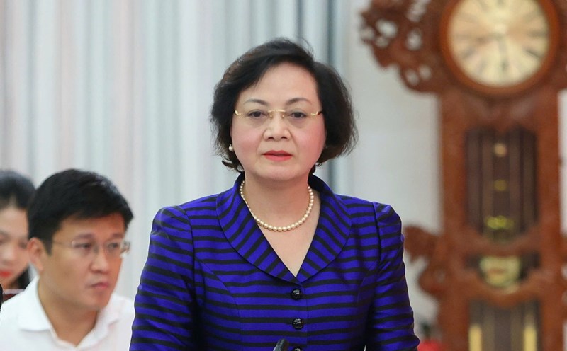 Minister of Home Affairs Pham Thi Thanh Tra emphasized that the commune level is responsible for reviewing, arranging, recruiting, appointing, and managing civil servants. Photo: Ta Quang
