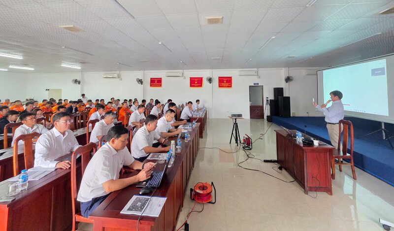 Dai Ninh Hydroelectric Company, Lam Dong Province, organiza un curso de capacitacion tematica "Aplicacion de creadores de IA para trabajar" para los trabajadores. Foto: Chi Thanh