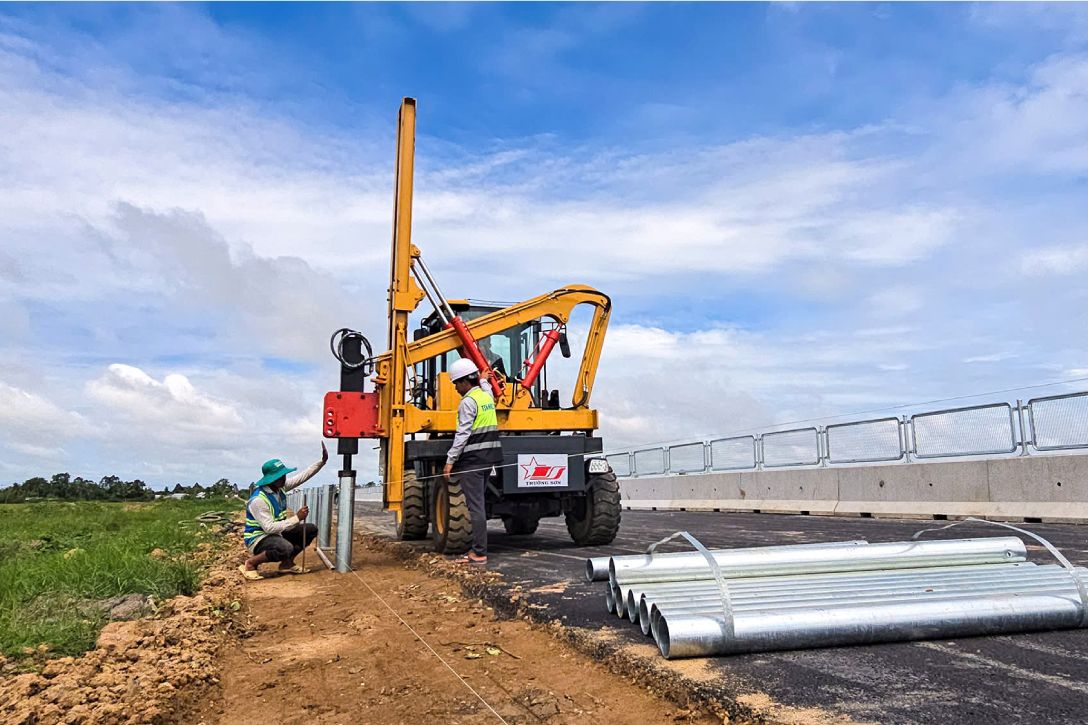Theo Ban quan ly du an My Thuan (Bo Xay dung), tinh den cuoi thang 6.2025, toan bo 95 cau tren tuyen cao toc da co ban hoan thanh gac dam va thi cong ban mat cau. Hien nay, cac nha thau bo tri khoang 234 mui thi cong, voi hon 2.880 nhan su cung 926 thiet bi may moc de trien khai thi cong mot so hang muc, nhu: do tai, thi cong cac lop cap phoi da dam mat duong, thi cong cong thoat nuoc ngang duong, thi cong be tong nhua, thi cong hoan thien cac cau…
