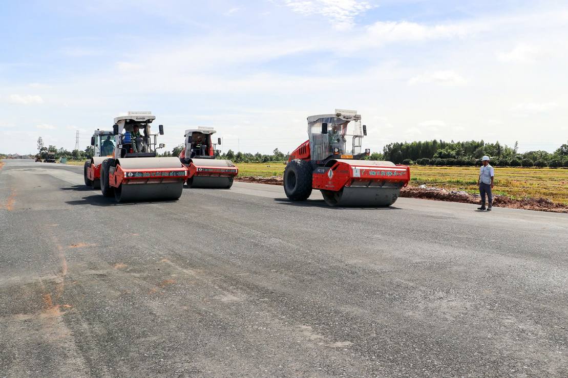 Ong Nguyen Thanh Vinh - Pho Giam doc dieu hanh Ban Truong Son Nam (Tong cong ty Xay dung Truong Son), tai du an cao toc Can Tho - Ca Mau thong tin, don vi dam nhan thi cong khoang 21km va den thoi diem nay da dat khoang 76% gia tri hop dong. Den nay, da do tai duoc khoang 7km, da tham be tong nhua duoc gan 5km. Ngoai ra, da lap dat day phan cach, ho lan duoc khoang 2km.