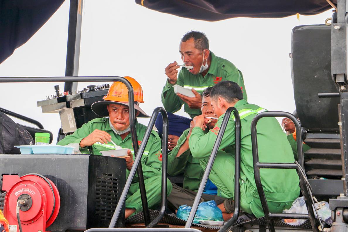 Phan com duoc goi ghem trong chiec hop nhua, do an la boc nilon roi, moi nguoi mot phan roi tim cho ngoi an. Do co the la tren xe co gioi, duoi le duong hay tham chi co nguoi ngoi vat veo tren dai phan cach an com rat thoai mai.