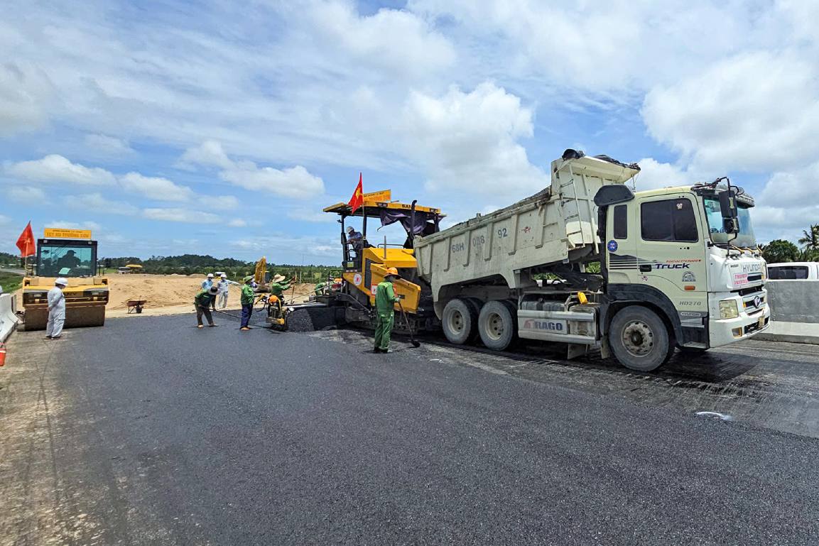 Ghi nhan cua phong vien tren cong truong du an cao toc Can Tho – Ca Mau, nhieu ky su, cong nhan miet mai tham nhua va lam viec tai nhieu vi tri khac nhau giua thoi tiet nang, mua that thuong.