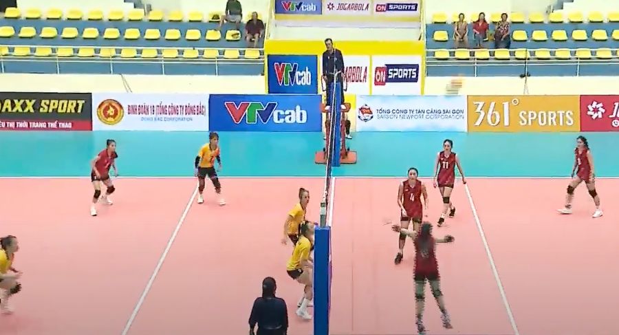 クアンニン女子代表チームが2025年U-23全国バレーボール選手権でダクラクに勝利。ビデオクリップから抜粋。