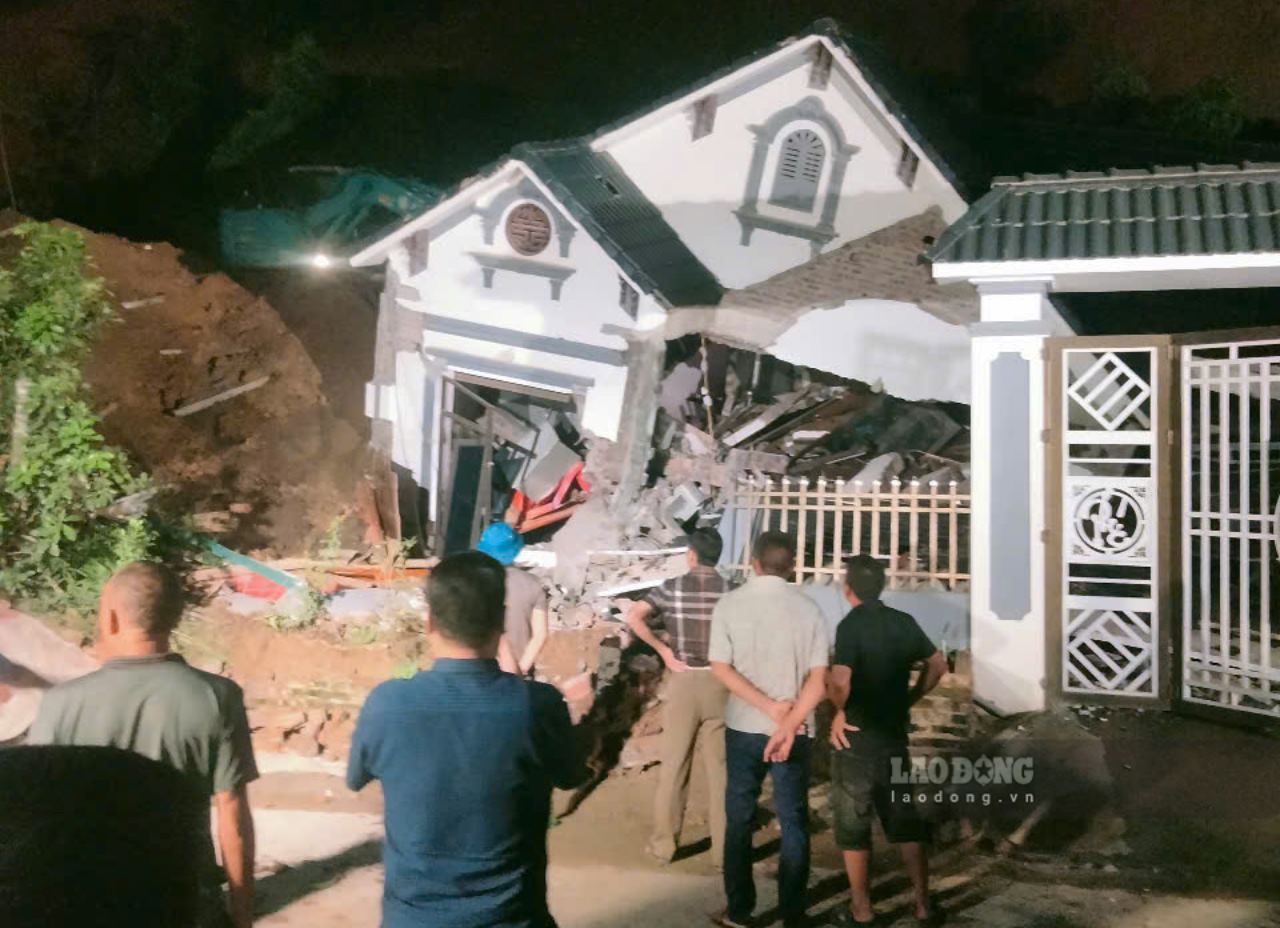 기능 부대가 실종자를 찾기 위해 Xuan Ai 코뮌에서 산사태로 집이 매몰된 현장에 접근하고 있습니다. 사진: Van Duc.