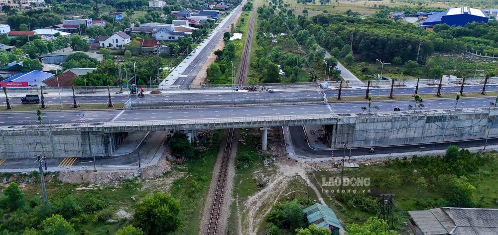 北 - 南鉄道は現在の色相都市を通過します。写真：Nguyen Luan