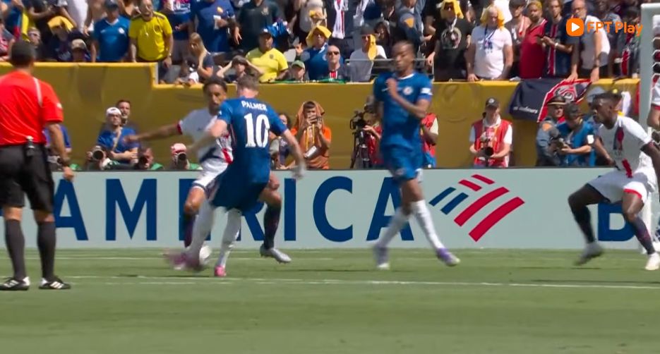 Chelsea won 3-0 against PSG. Photo cut from FPT Play video