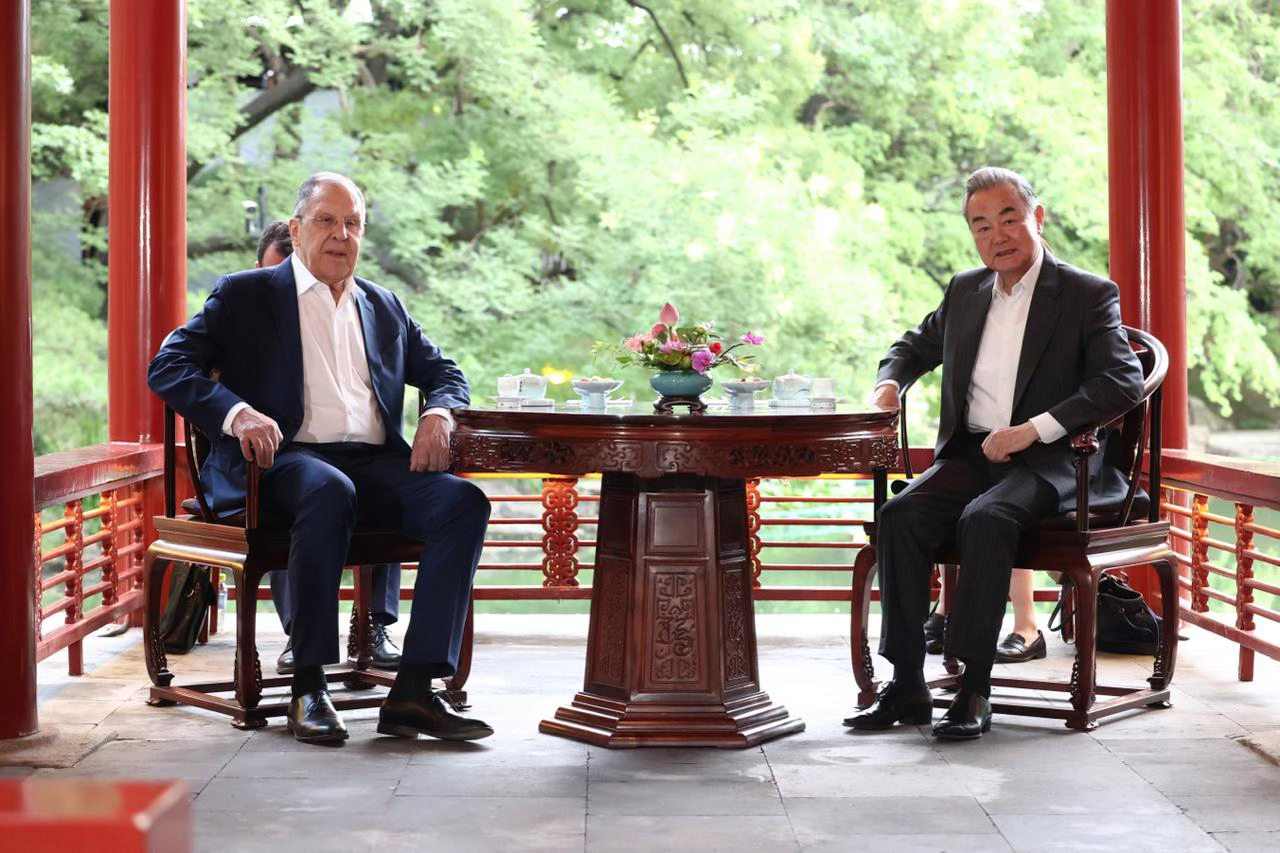 El ministro de Relaciones Exteriores de China, Vuong Nghi, y el ministro de Relaciones Exteriores ruso Sergei Lavrov en Beijing, 13 de julio de 2025. Foto: Ministerio de Asuntos Exteriores de Rusia