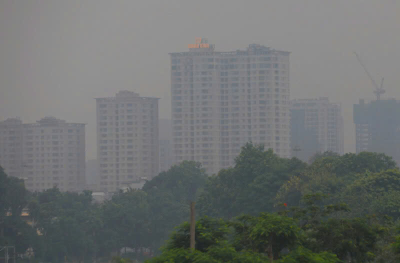 El cielo es opaco desde la mañana, Hanoi esta contaminado en el mundo. Foto: Huy colgada