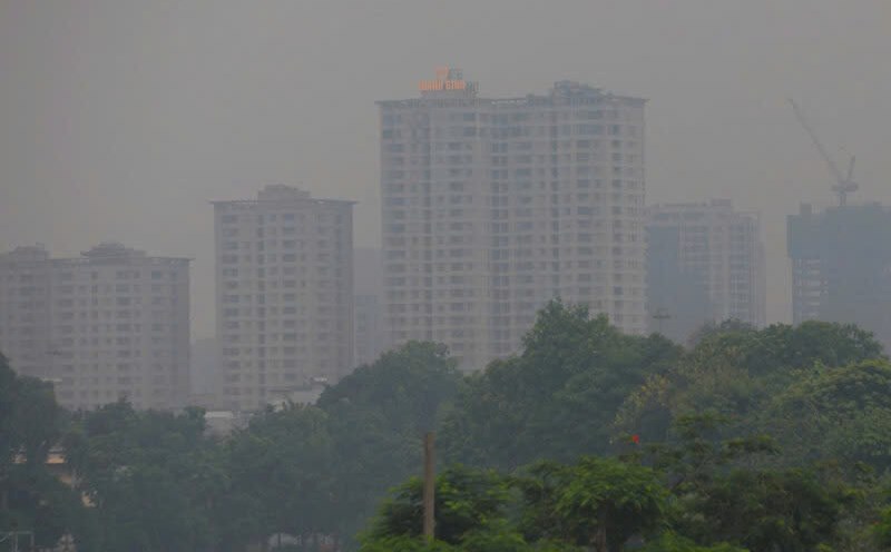 The sky was foggy from morning, Hanoi was the top polluted city in the world. Photo: Huy Hung