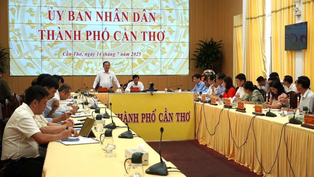 Lanh dao UBND TP Can Tho lam viec voi cac don vi ve giai ngan von dau tu cong. Anh: Phuong Anh