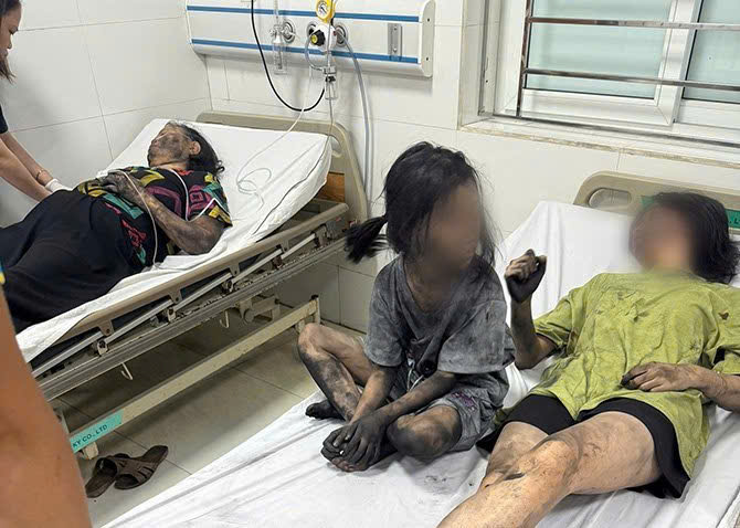 노인과 어린 손자 2명이 하이퐁 소방 경찰에 의해 화재에서 구조되었습니다. 사진: 하이퐁 경찰