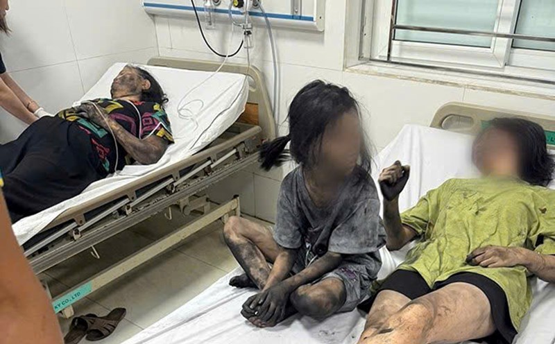 The old man and 2 young children were rescued from the fire by Hai Phong Fire Police. Photo: Hai Phong Police
