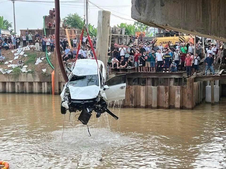 응에안에서 다리에서 추락한 후 엉망이 된 자동차로 2명이 사망했습니다. 사진: Ngoc Anh