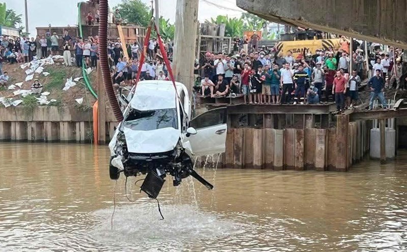 Car crushed after falling off a bridge in Nghe An, killing 2 people. Photo: Ngoc Anh