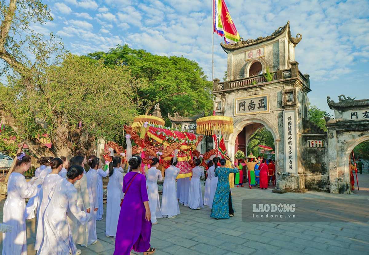 Den Tran diem du lich tam lich noi tieng o tinh Ninh Binh moi sau sap nhap. Anh: Ha Vi
