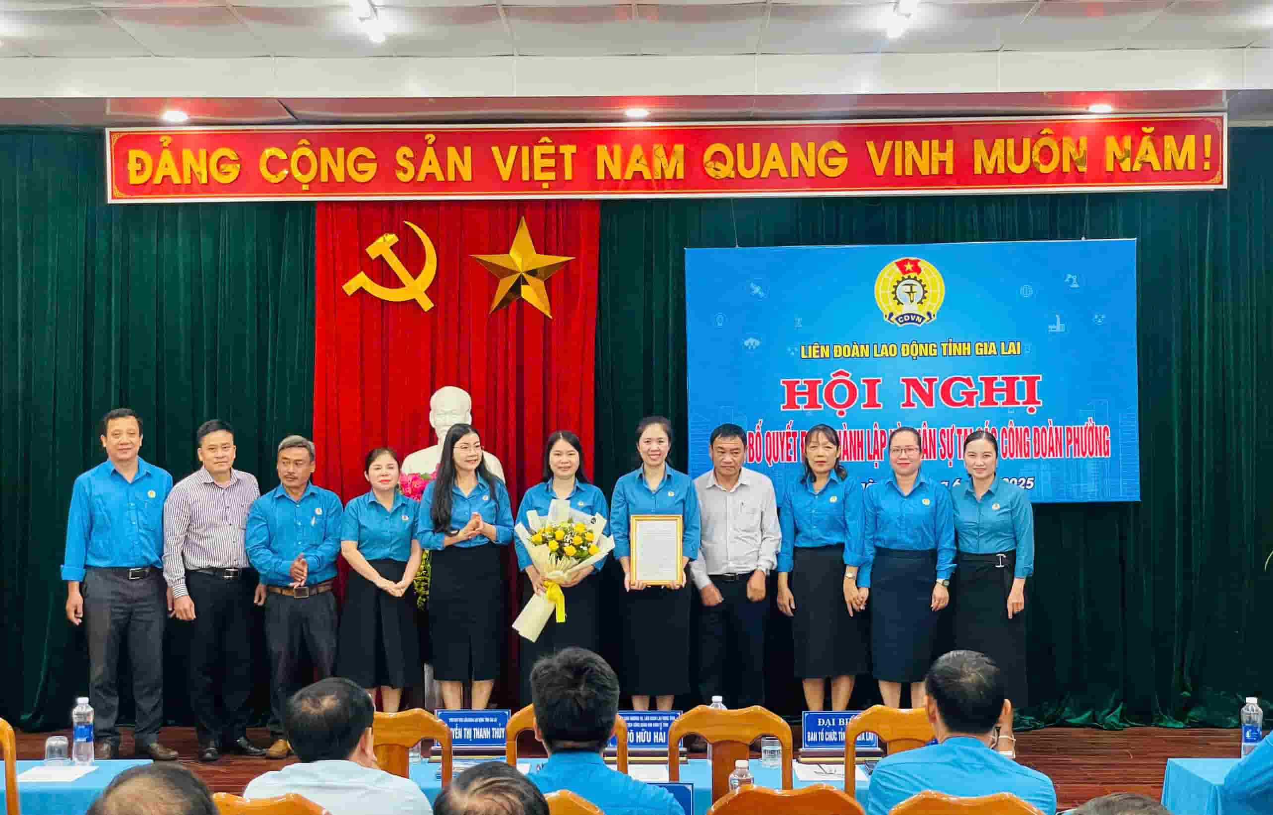 Ban Chap hanh lam thoi Cong doan phuong Thong Nhat nhan Quyet dinh cua LDLD tinh Gia Lai. Anh: Thanh Tuan