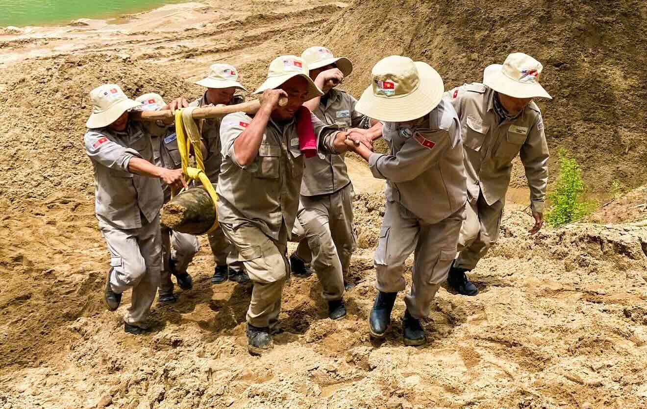 퐁냐 동굴 입구 근처에서 227kg 폭탄을 옮기고 있습니다. 사진: PeaceTrees VietNam Quang Binh