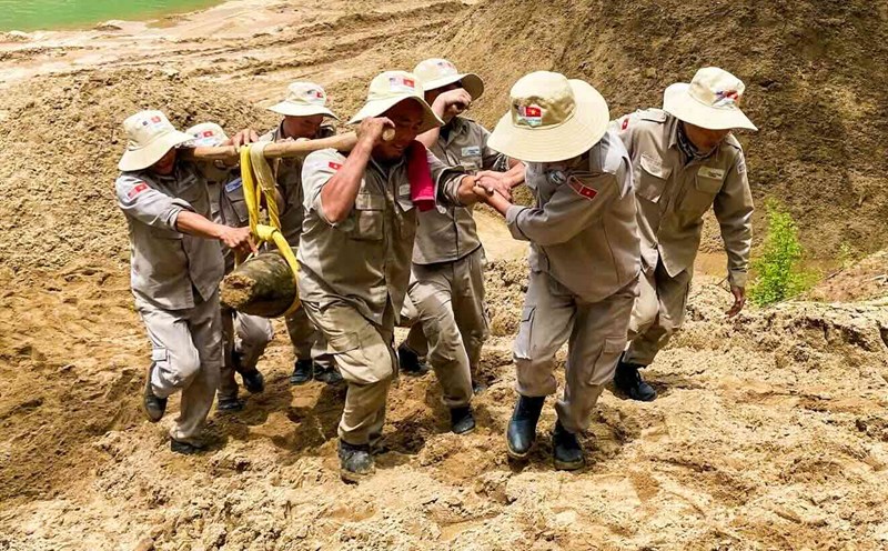 Remove the 227kg bomb near the gate of Phong Nha Cave. Photo: PeaceTrees VietNam Quang Binh