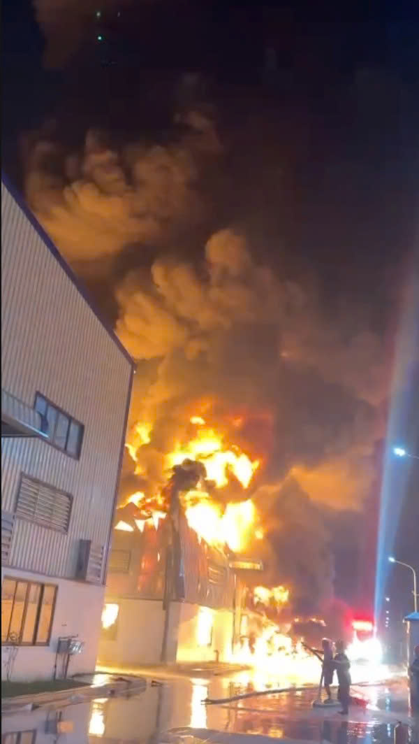 하이퐁 티엔랑 빈 산업 단지 화재 현장. 클립에서 캡처한 사진