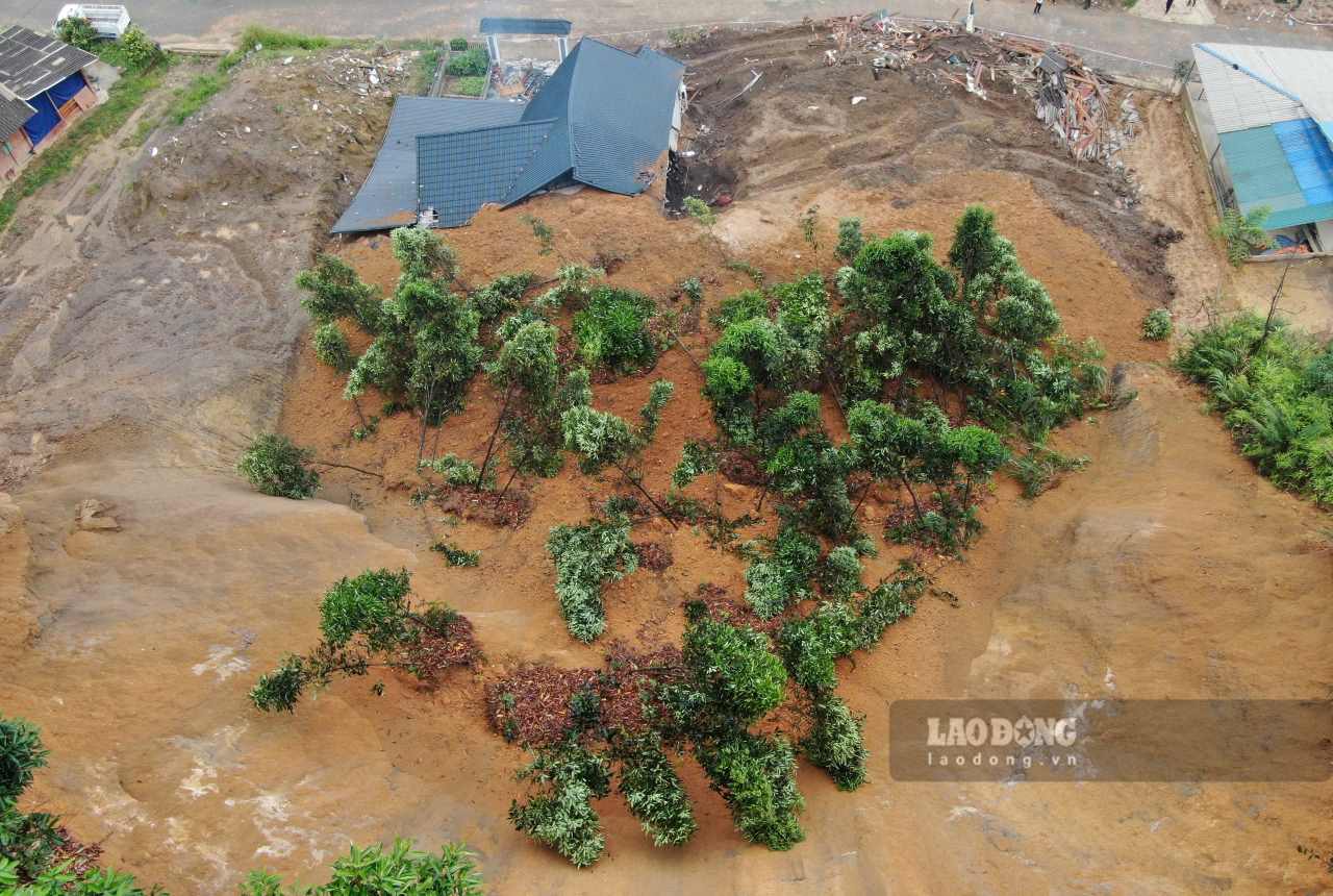 地元住民は、夜に母子2人が死亡した地滑り事故にまだショックを受けています。写真:Van Duc.