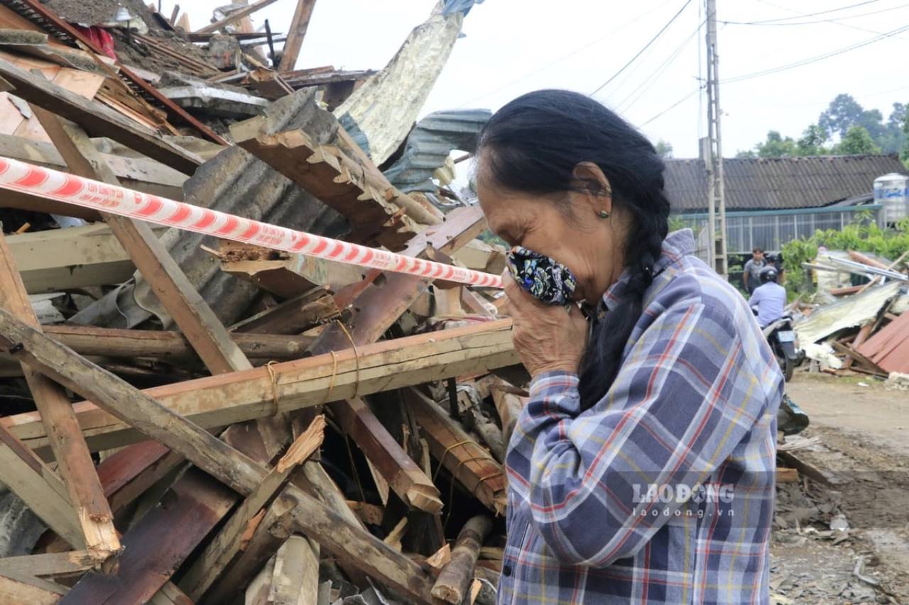 Ba con thuong xot cho 2 me con tu vong khi cuoc doi deu con qua tre. Anh: Van Duc.
