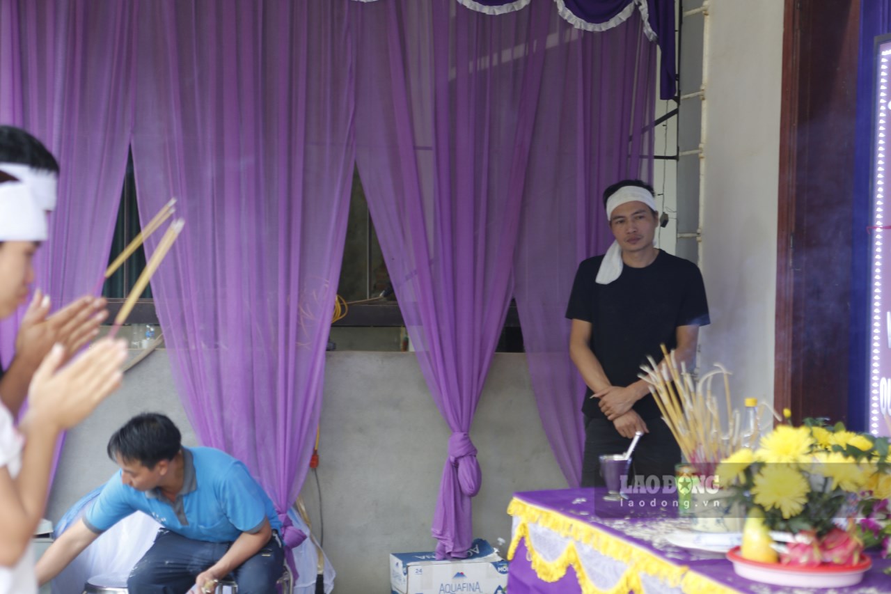 Anh Hiep lang nguoi ben linh cuu cua vo cung con gai nho. Anh: Van Duc.
