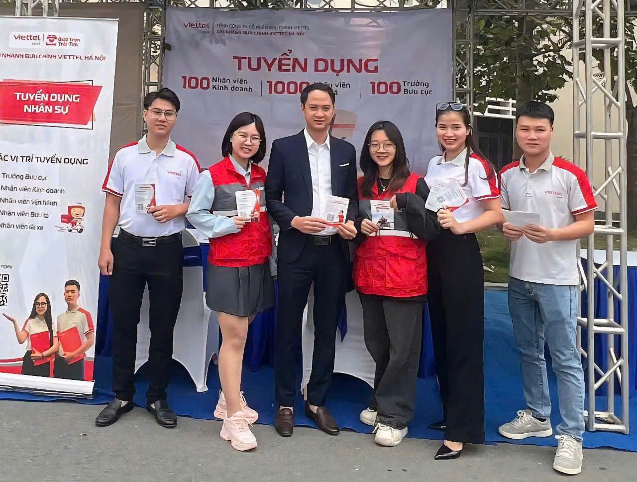Theo chi Bui Thi Nhai, Chi nhanh Buu chinh Viettel Ha Noi thuong xuyen tham gia tuyen dung tai cac phien giao dich viec lam do Trung tam Dich vu viec lam Ha Noi to chuc. Anh: Quynh Chi