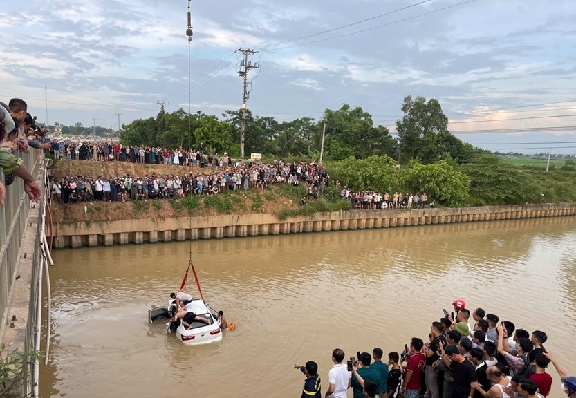 응에안에서 연쇄 사고 후 자동차를 인양하는 기능 부대. 사진: Ngoc Anh