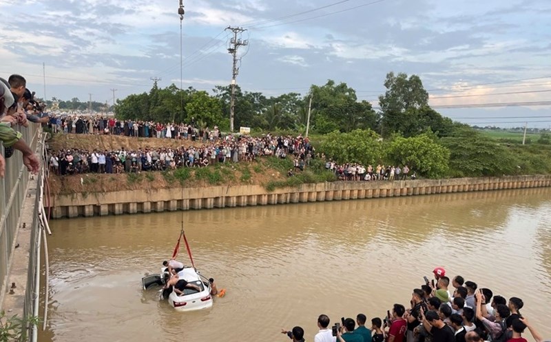 Authorities salvaged the car after a series of accidents in Nghe An. Photo: Ngoc Anh
