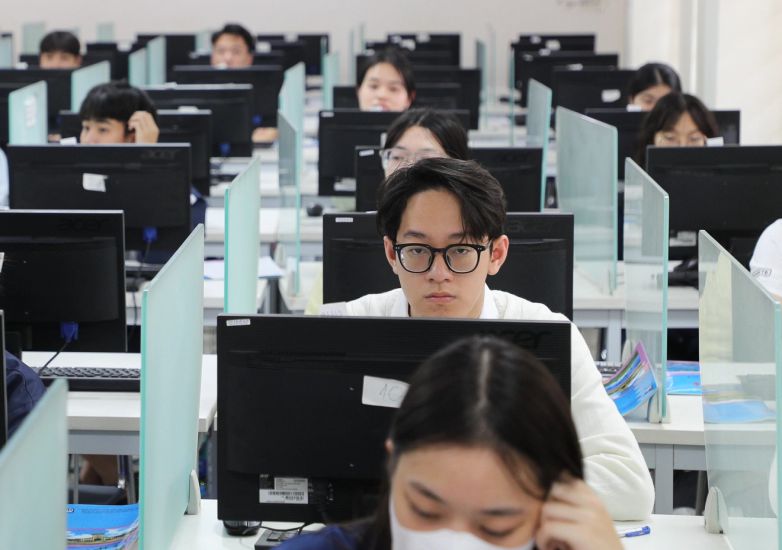 Los candidatos que participan en la evaluacion de las competencias en las computadoras de la Universidad Nacional de Hanoi. Foto: Van Trang