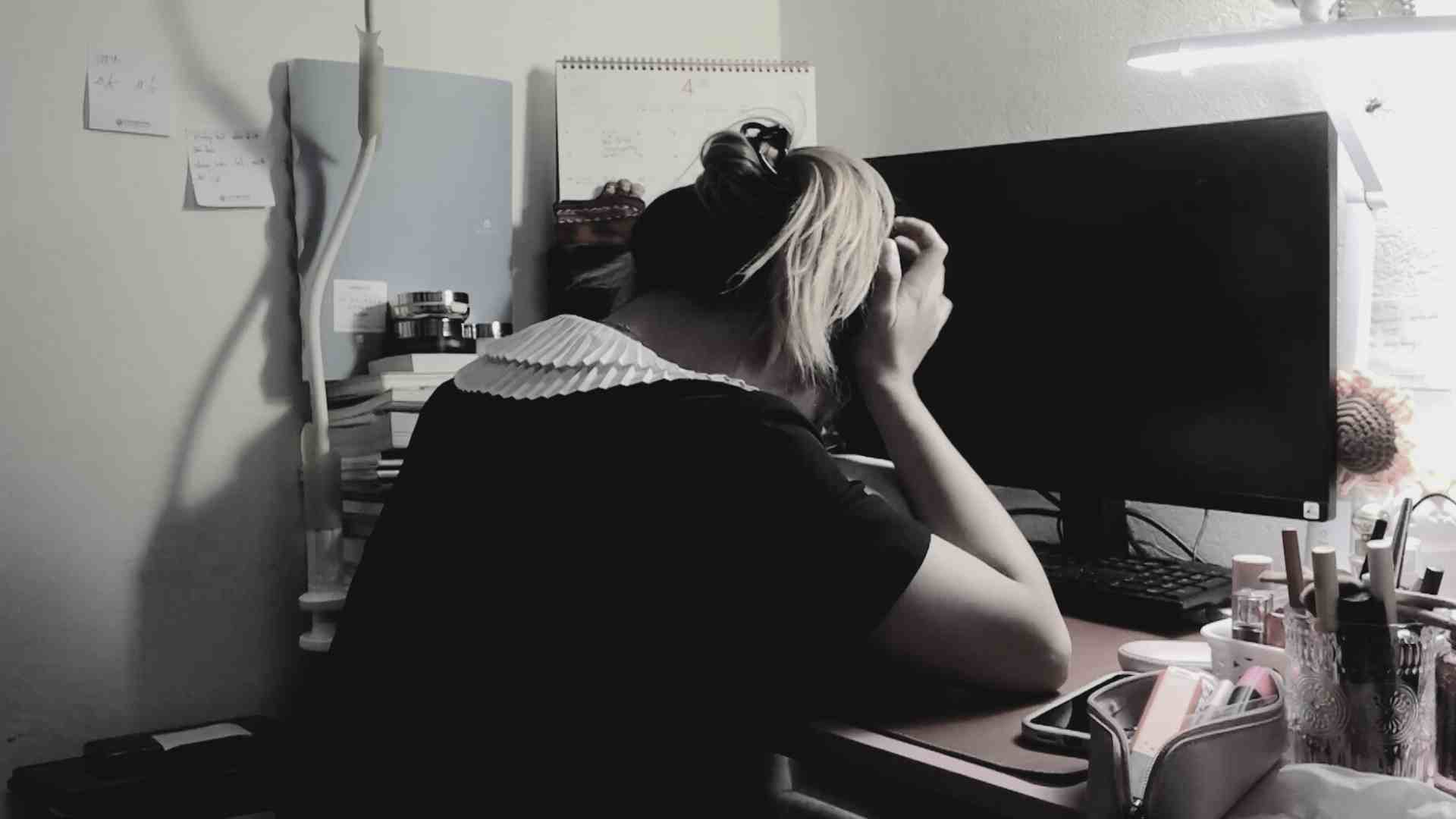 Incorrect communication can hurt others that we do not know. Photo: Huyen Trang