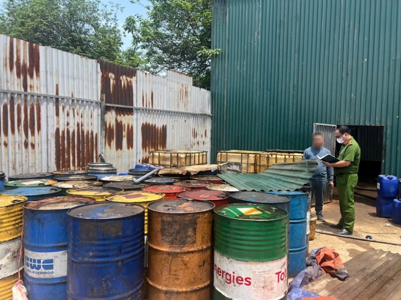 公安省は、コミューン警察に対し、環境保護に関する刑事捜査権限を行使し、行政違反を処理するよう指導します。写真:ハノイ警察