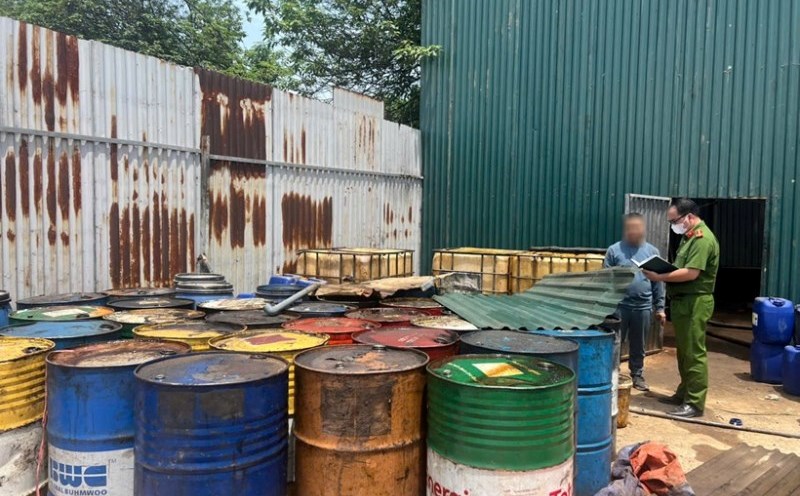 The Ministry of Public Security will guide the commune police to exercise their criminal investigation authority and handle administrative violations of environmental protection. Photo: Hanoi Police